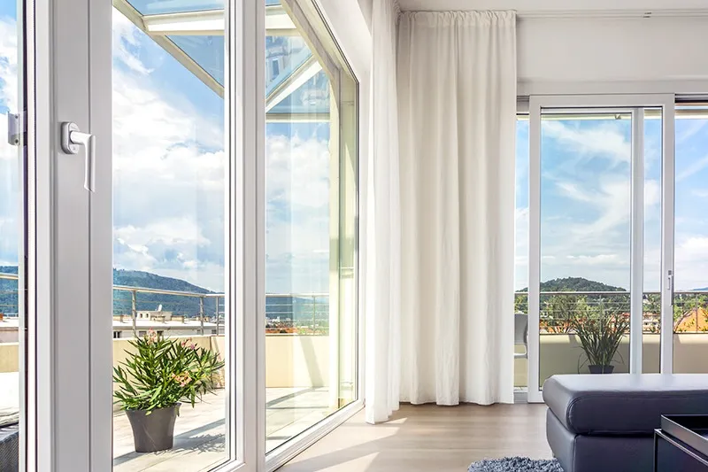 リビングに遮熱フィルムで快適な生活を！