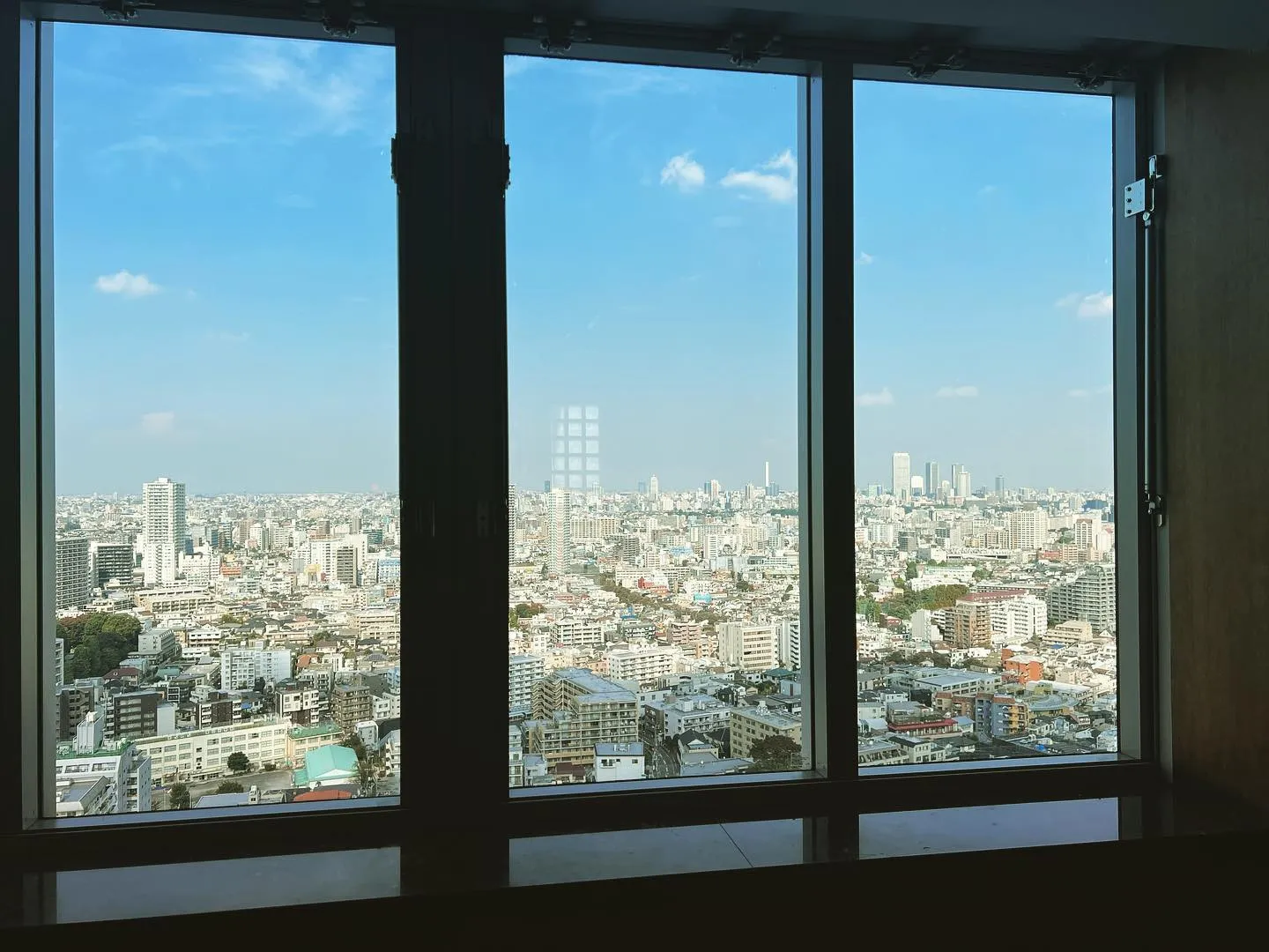高層ビルでももしもに備えて窓ガラスフィルムで万全に‼︎