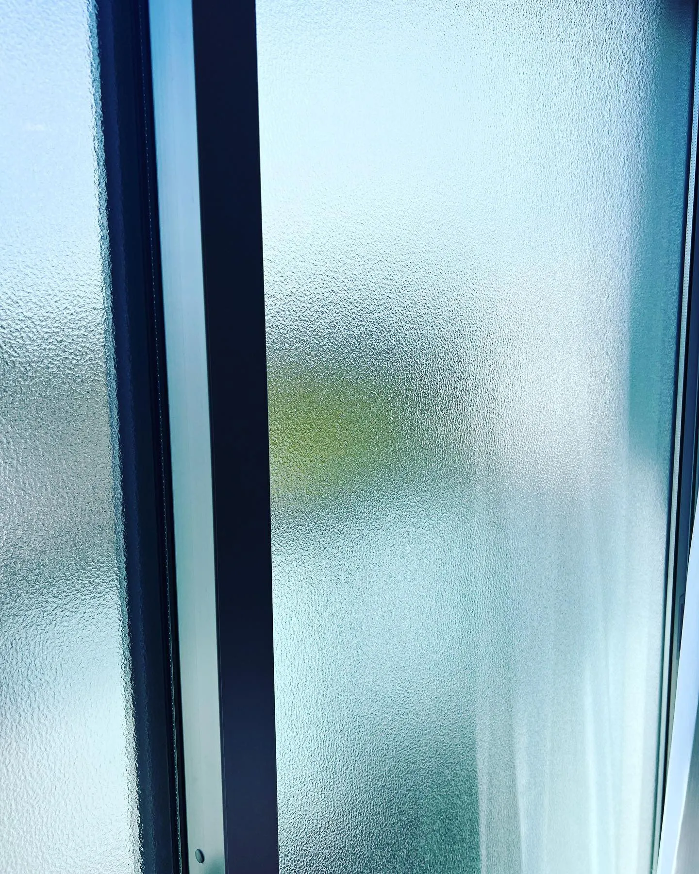 寒い冬前に断熱フィルムでお部屋の寒さ軽減‼︎