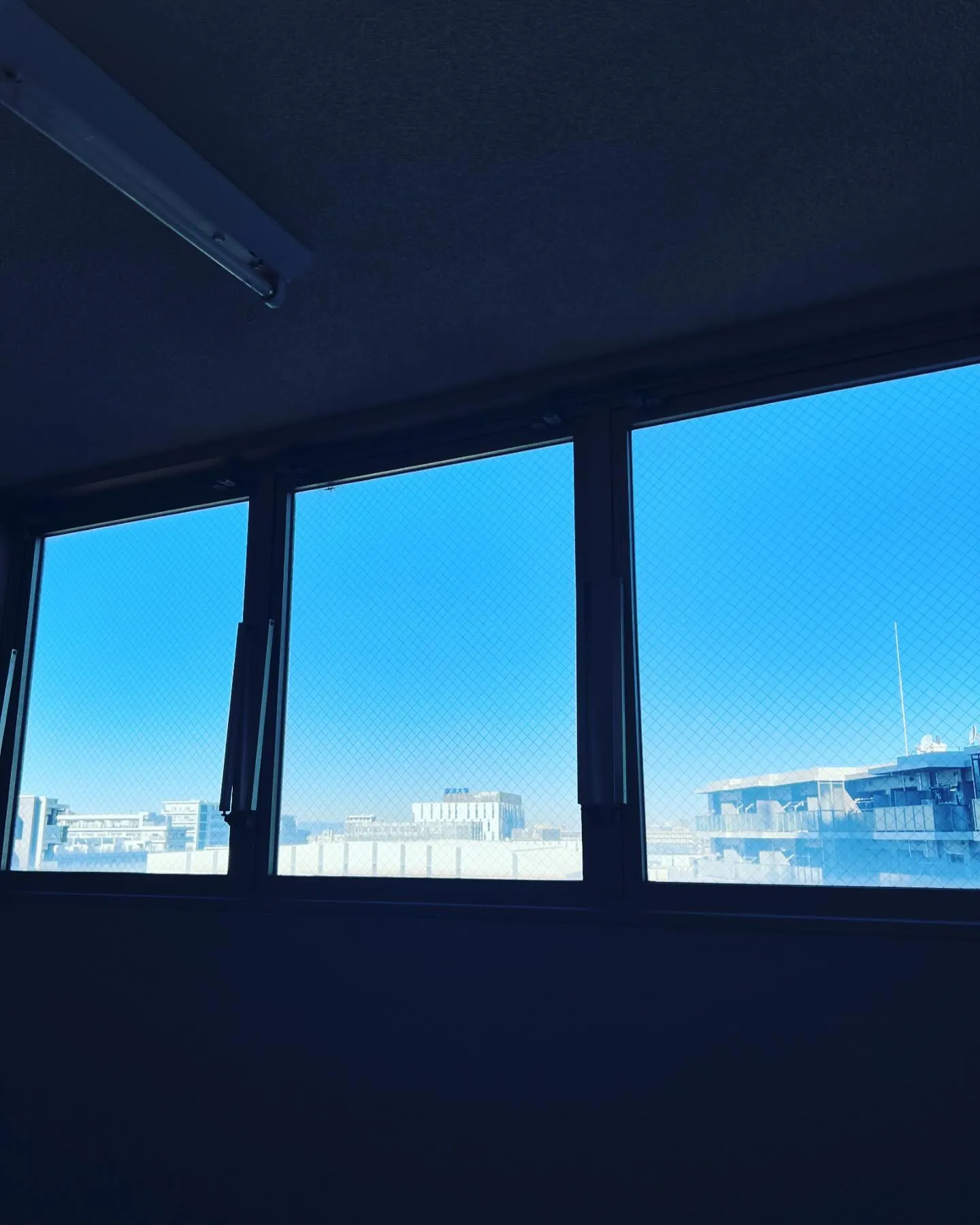 高所の窓にこそ窓ガラスフィルムで飛散防止対策を‼︎