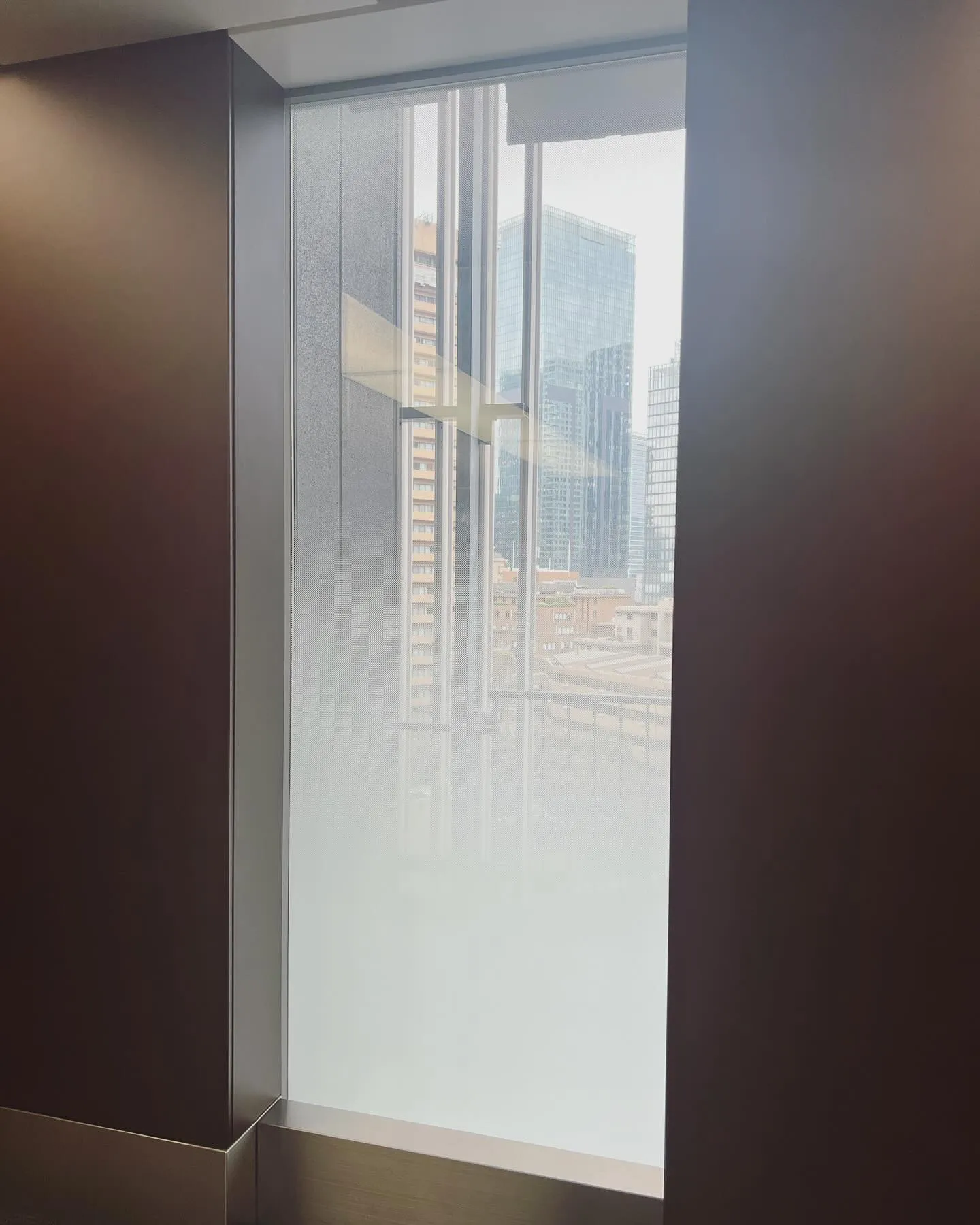 オフィスビルの窓ガラスフィルム施工、貼り替えは当店まで‼︎