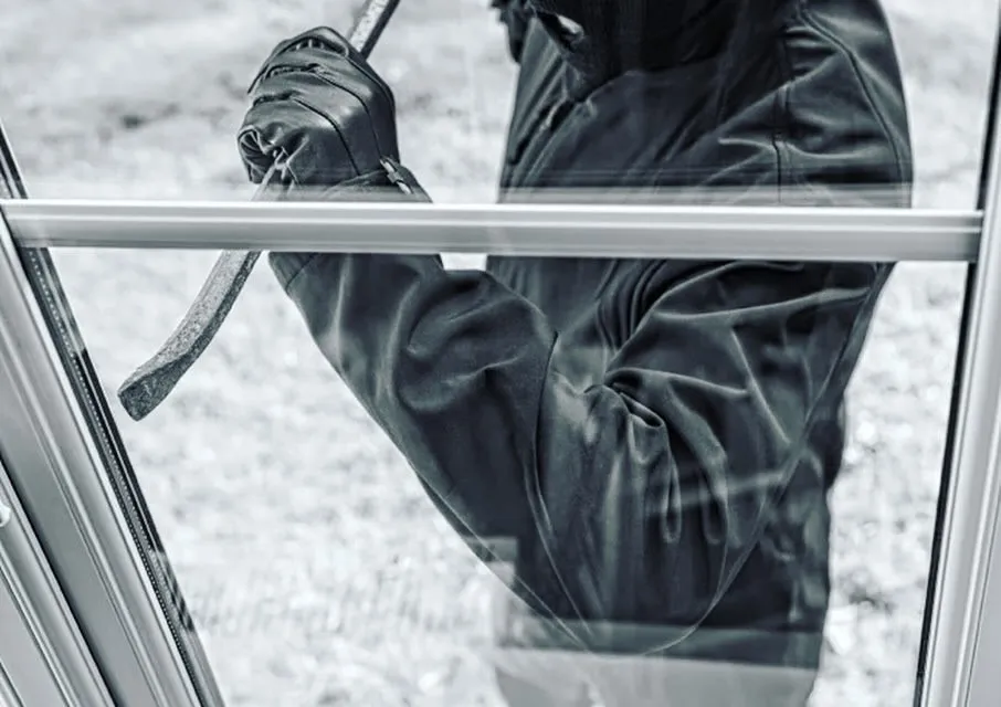 空き巣撃退には割れにくい窓ガラスフィルムを貼りましょう‼︎